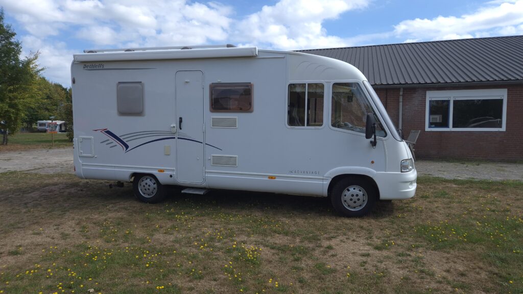 Verkocht! Dethleffs met vast bed en hefbed 2x airco