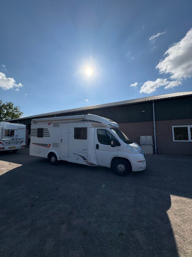 Verkocht! Carado camper met vast bed en hefbed