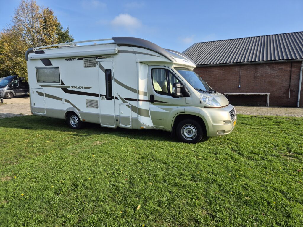 Verkocht! Rimor met automaat, enkele bedden en hefbed