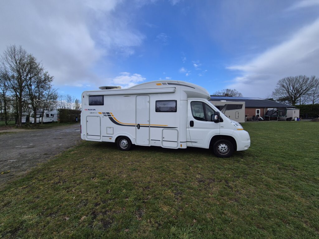 Adria Sunliving met vastbed en hefbed